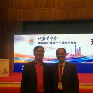 王学昌教授与韩济生院士合影