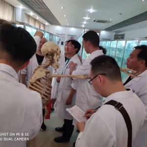 热浪逼人的夏日，基层医生为民除痛学技术的认真模样美极了！ ... ...