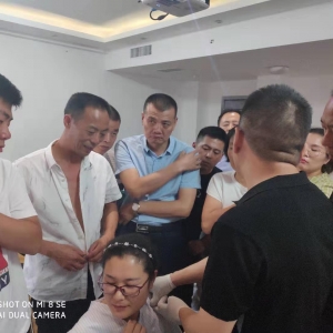 关于孩子的未来，两位素不相识的医生做了同样的决定