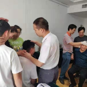 深夜十点半，这群颈肩腰腿痛医生竟然还在……