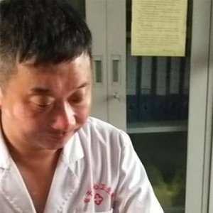 3分钟后，我成了一名被颈椎病人直愣愣盯着的医生