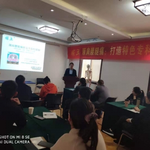 初冬的晚上十点半，这群医生竟然在……