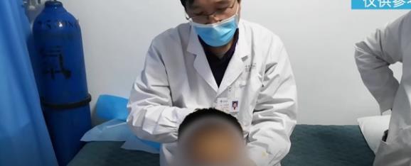 9岁小朋友脖子老是不自主后仰，什么问题？帮助他！